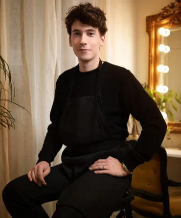 ortrait d'Alexandre dans son salon à Paris a créé son entreprise de perruquier