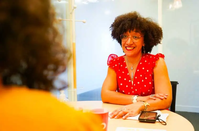 Conseillère Adie souriant à un entrepreneur