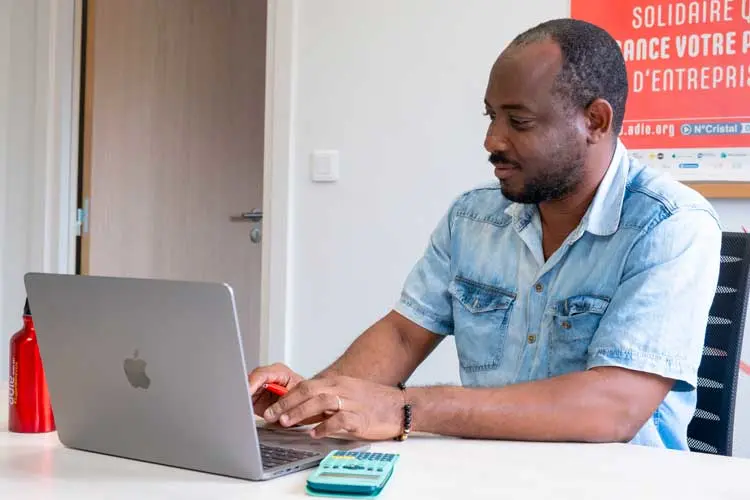 Entrepreneur financé par l'Adie totalisant ses comptes.