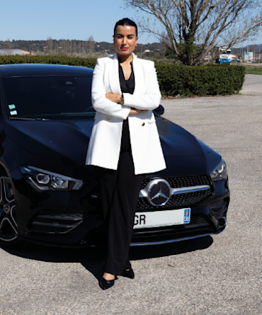 Photo de Sofia, chauffeure VTC,  entrepreneure financée et accpompagnée par l'Adie