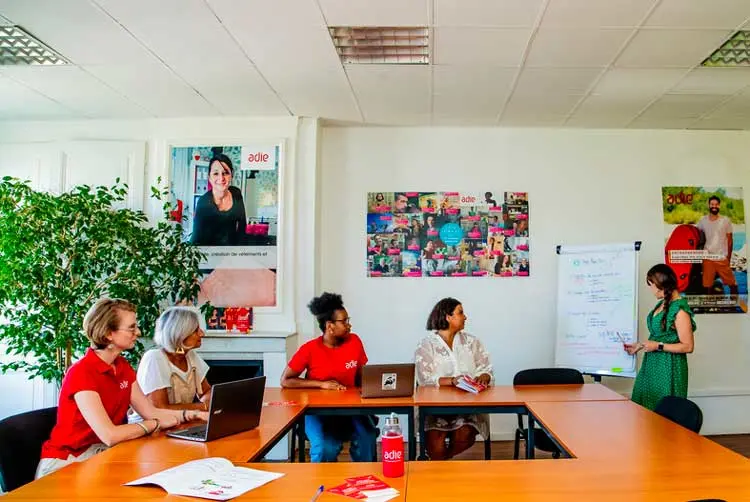 Conseillères de l'Adie et entrepreuneurs financés par l'Adie exposant les droits et devoir sur Internet