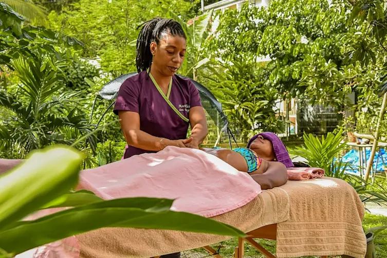 Entrepreneuse financée par l'Adie réalisant une prestation de massage à sa cliente