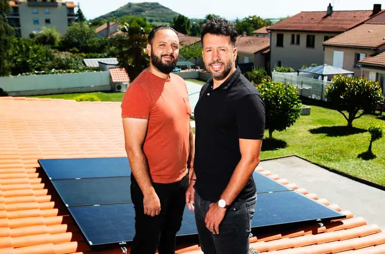 Entrepreneurs financés par l'Adie sur le toit d'une maison