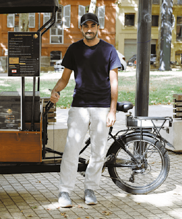 Farshad : l'équilibre parfait sur trois roues, entre passion et intégration