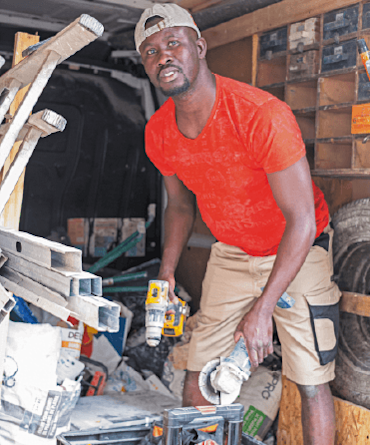 Sylla, un artisan polyvalent du bâtiment originaire d'Ukraine et de Guinée, installé en Bretagne