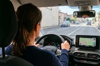 Conductrice au volant de sa voiture en leasing