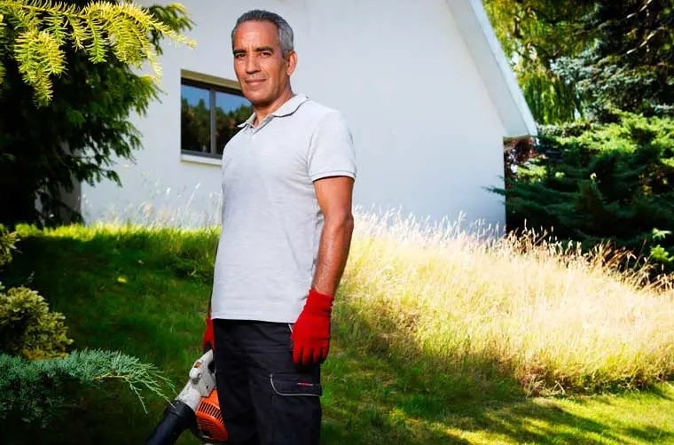 Entrepreneur jardinier financé par l'Adie, avec ses équipements de travail