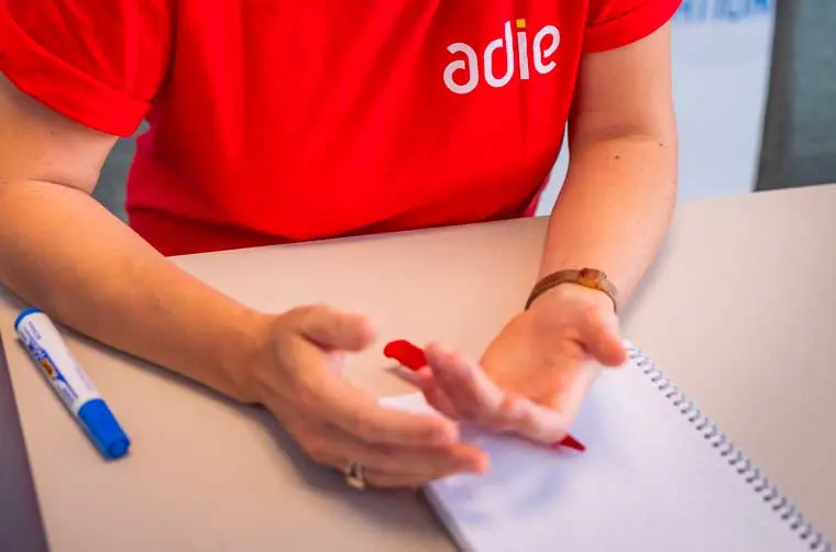 Conseillère Adie expliquant les procédures à suivre