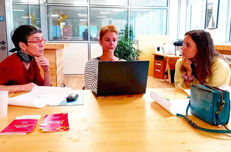 Conseillère et bénévoles Adie discutant du Plan Indépendants