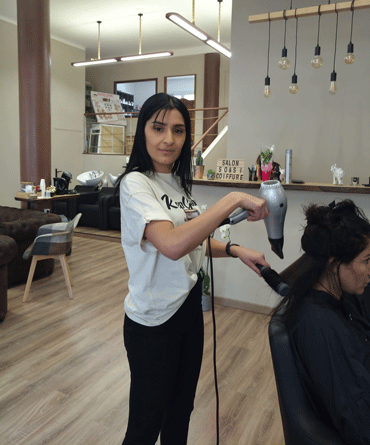 Adie Portrait D Entrepreneure Sohir A Lance Son Salon De Coiffure A Marseille