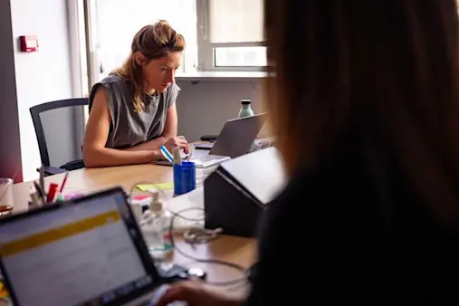 Entrepreneuse financée par l'Adie programmant une campagne de mailing