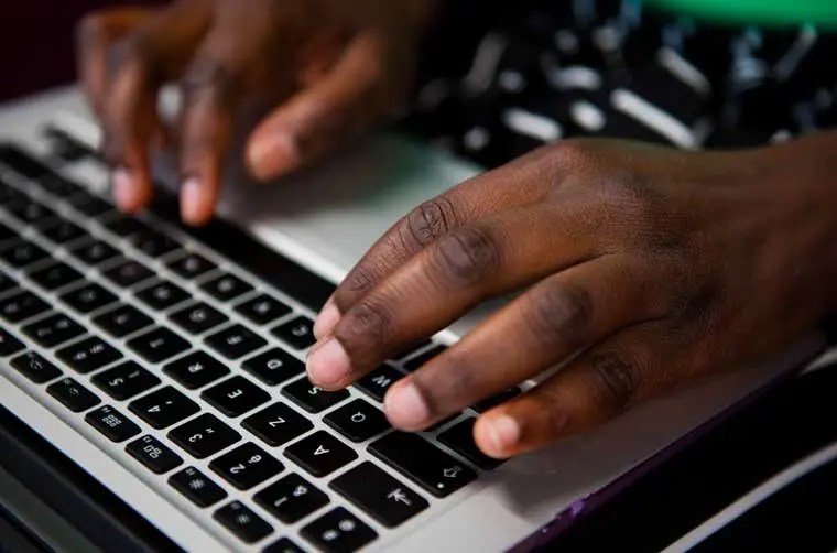 Conseiller Adie tapant que son clavier d'ordinateur portable