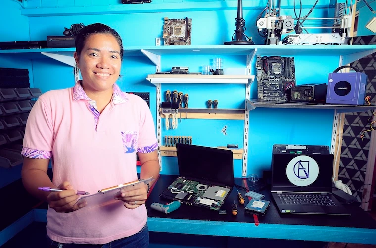 Entrepreneuse financée par l'Adie dans son installation informatique