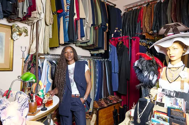 Entrepreneuse financée par l'Adie devant son commerce
