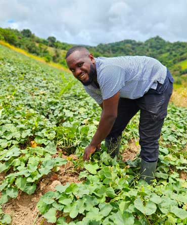 Photo Dylan agriculteur financé par l'Adie en Martinique