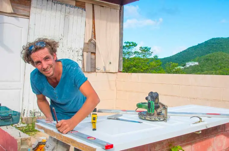 Entrepreneur financé par l'Adie prenant des mesures