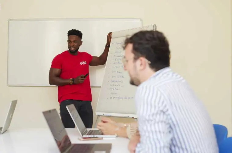 Conseiller Adie expliquant la gestion des démarches administratives à des entrepreneurs 