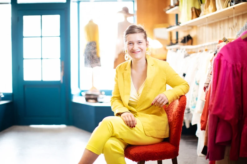 Louise, gérante d'une boutique de vêtements d'occasion financée par l'Adie, à Riom
