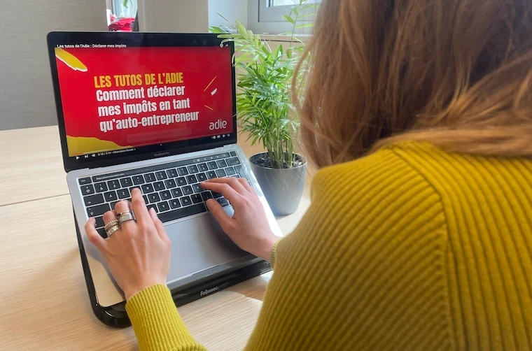 Conseiller Adie écrivant sur son ordinateur portable