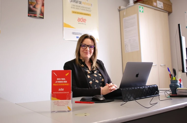 Conseillère Adie assise derrière son bureau