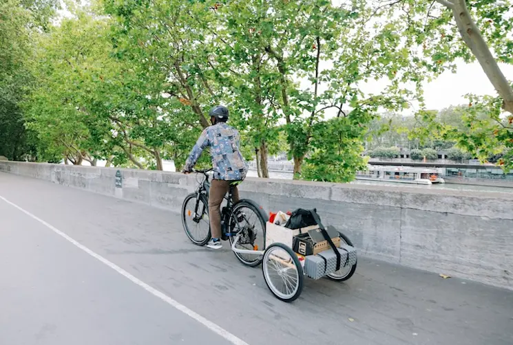 Entrepreneur financé par l'Adie sur son vélo à remorque