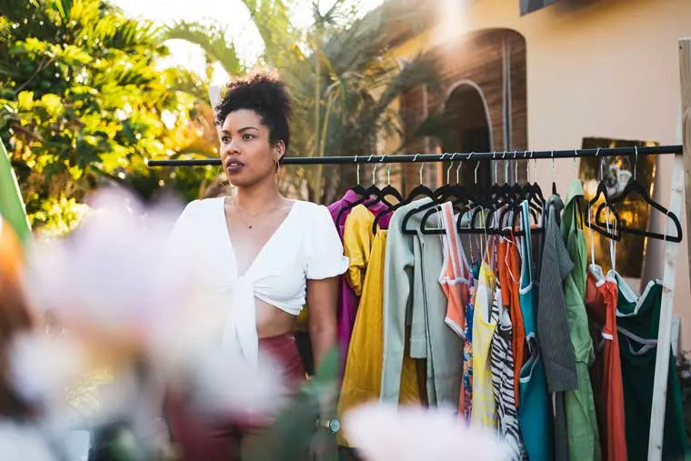 Entrepreneuse financée par l'Adie au milieu de ses articles