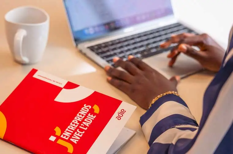 Conseiller Adie écrivant sur son ordinateur portable