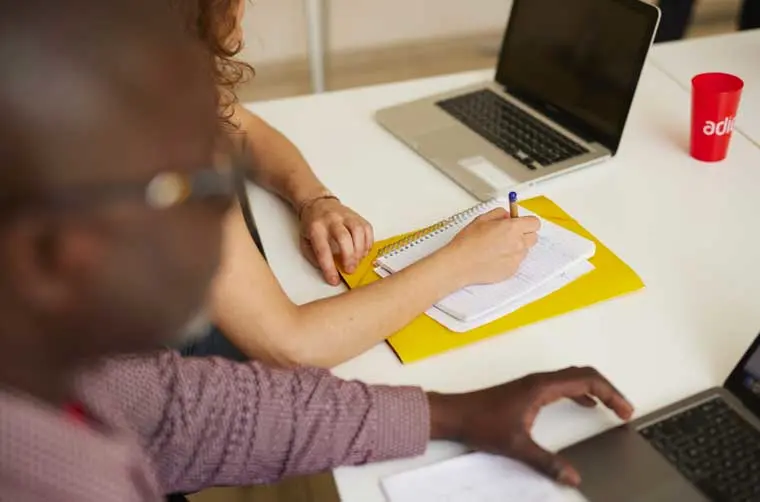 Conseiller Adie écrivant sur un bloc-notes