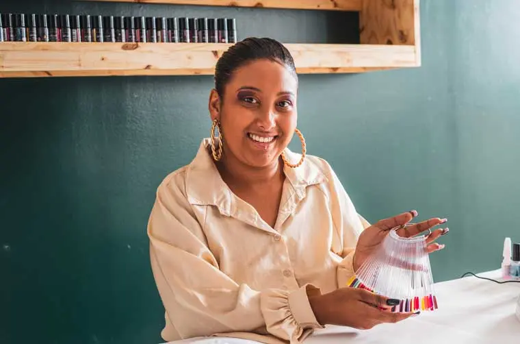 Styliste ongulaire financée par l'Adie montrant son matériel