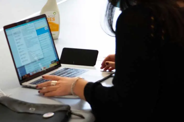 Entrepreneuse financée par l'Adie assurant sa sécurité numérique
