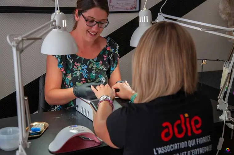 Entrepreneuse prothésiste ongulaire financée par l'Adie s'occupant de sa cliente