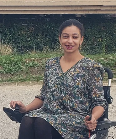 Soumiya pose à côté de son véhicule, financé par l'Adie, à Châteaurenard, dans les Bouches-du-Rhône.