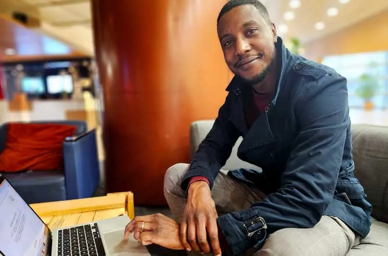 Entrepreneur financé par l'Adie se renseignant sur les obligations fiscales pour une entreprise de service