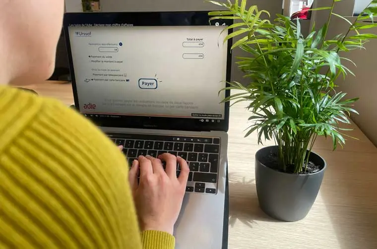 Entrepreneuse financée par l'Adie payant ses cotisations sociales sur le site de l'URSSAF
