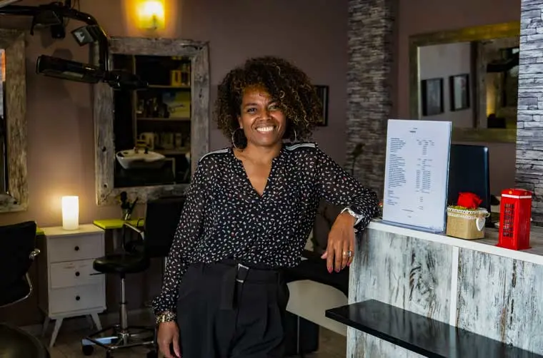 Entrepreneuse financée par l'Adie ayant un statut EURL pour son salon