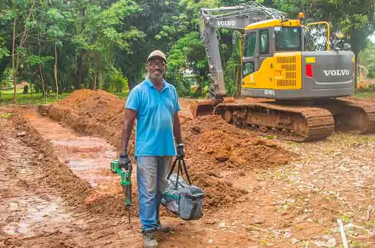 Entrepreneur financé par l'Adie sur son chantier de BTP avec ses outils et engins