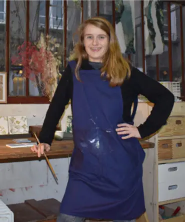 photo de Laure dans son atelier à Belleville, créatrice d'avenir financée par l'Adie
