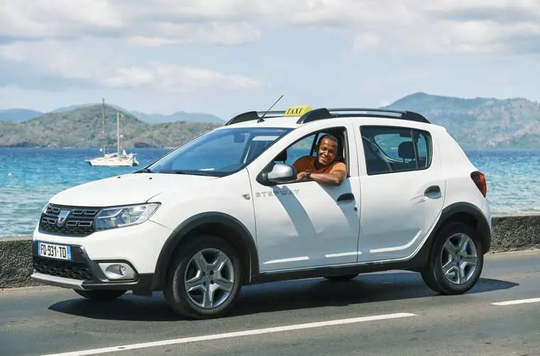 Chauffeur de transport routier financé par l'Adie au volant de son véhicule