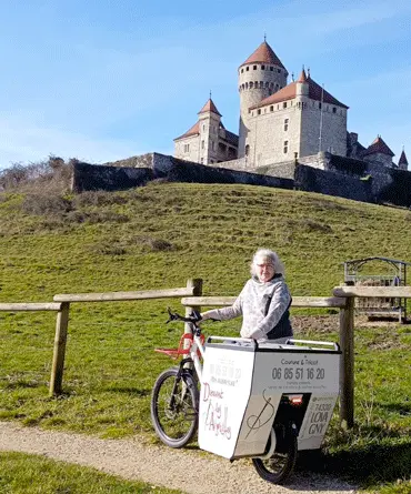 Laurence, entrepreneure en Haute-Savoie, a créé son entreprise "Dansent les aiguilles" grâce au financement de l'Adie. Ce financement lui a permis d'acheter son vélo cargo électrique, essentiel pour l'exercice de son activité. 