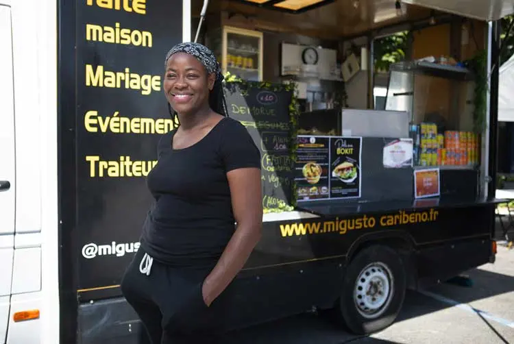 Entrepreneuse financée par l'Adie devant son food truck traiteur événementiel 