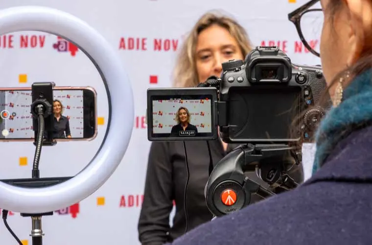 Entrepreneuse financée par l'Adie en train d'être filmée pour communiquer sur son entreprise