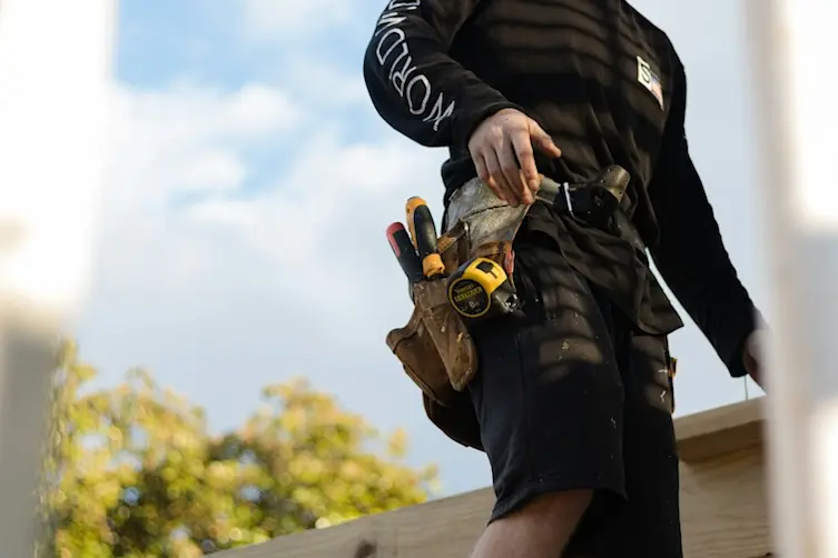 Entrepreneur financé par l'Adie en tenue de chantier