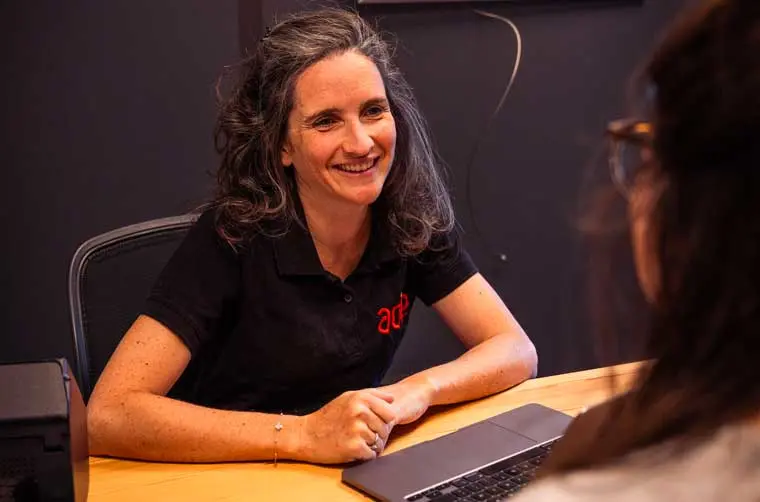 Conseillère Adie souriant à une entrepreneuse
