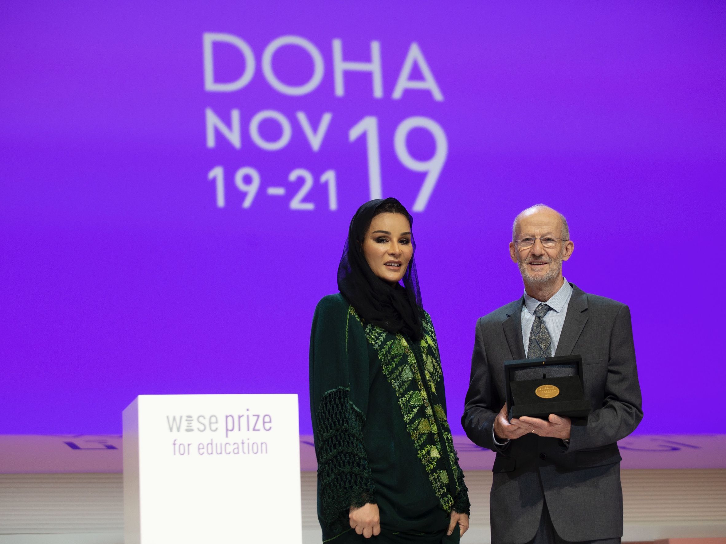 Sheikha Moza bint Nasser, the former first lady of Qatar, awards Larry Rosenstock the WISE Prize for Education during the 2019 WISE Summit in Doha, Qatar. (Photo courtesy of WISE)