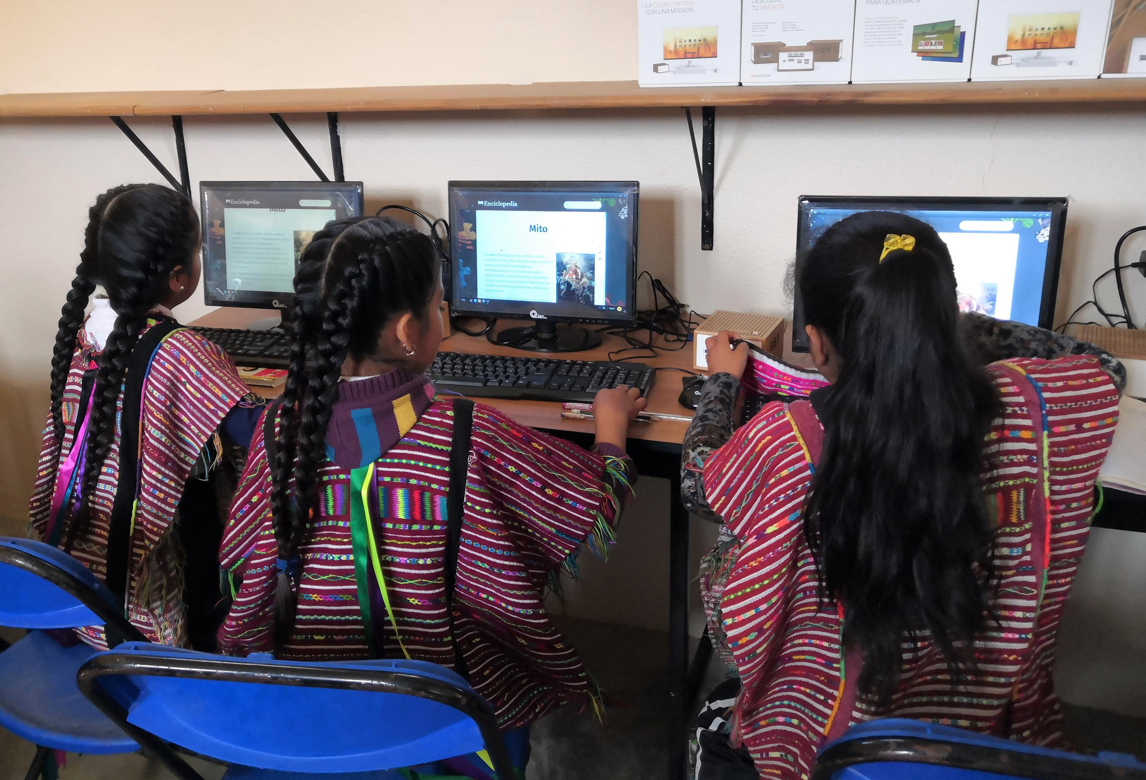 Three students exploring Endless OS installed on Endless Mini, Mexico