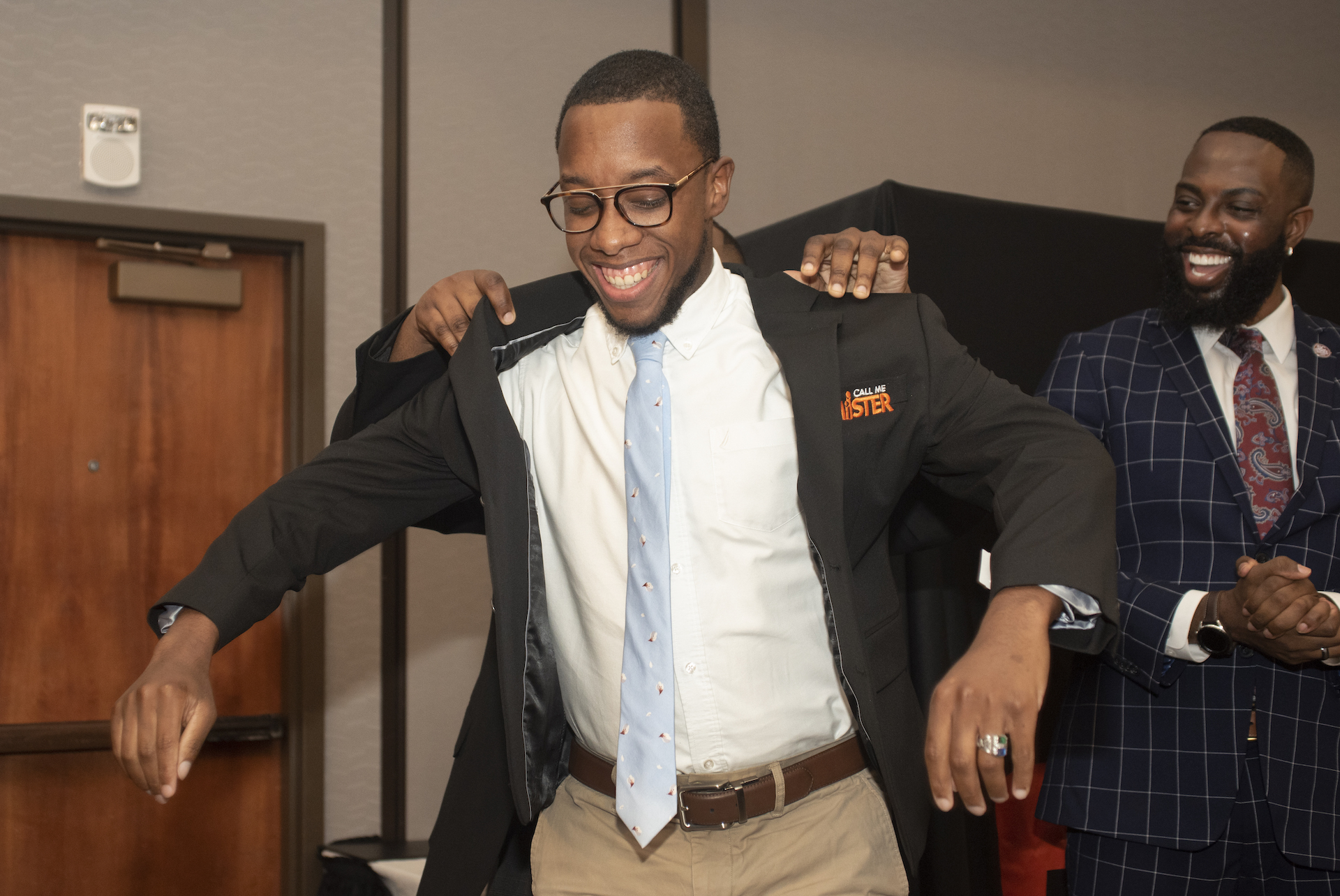 A new graduate of Call Me MISTER receives his blazer.