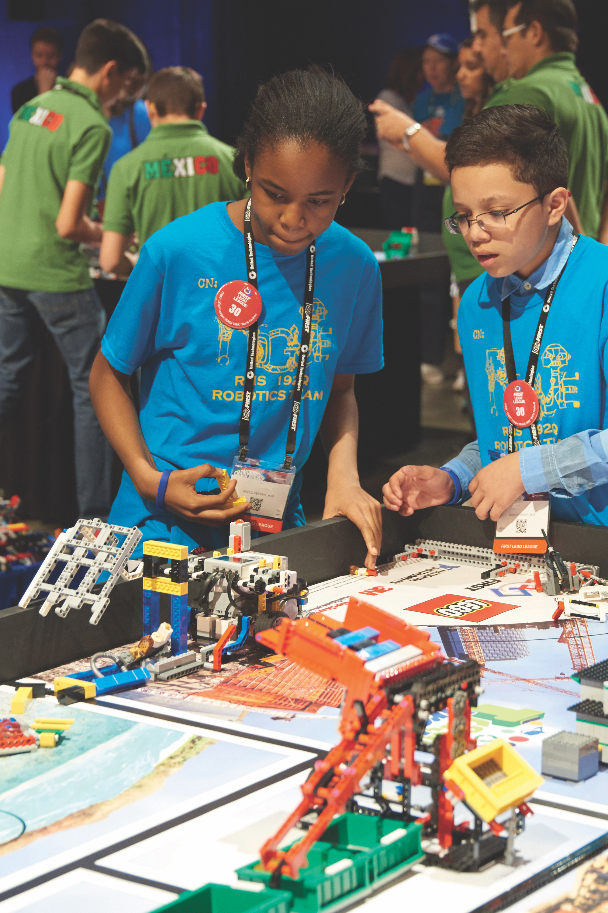 Students collaborate during FIRSTⓇ LEGOⓇ League Challenge (Source: FIRSTⓇ)
