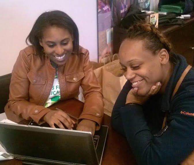 An elementary school parent explores the Kids First Chicago website with a navigator.