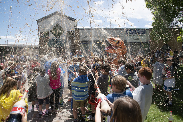 Kids performing the famous mentos and soda "experiment". (Source: Steve Spangler)