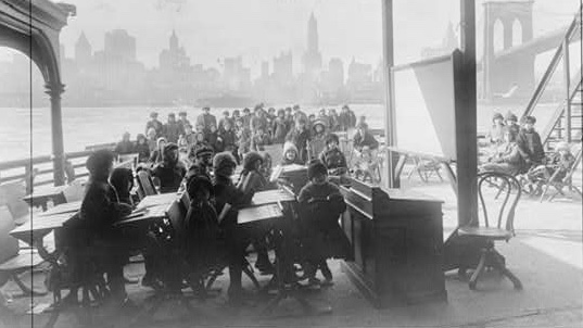 An open-air class in Rutherford, N.Y. in 1911. ( Library of Congress )